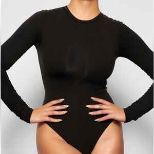 SKIMS FITS EVERYBODY LONG SLEEVE CREW NECK BODYSUIT